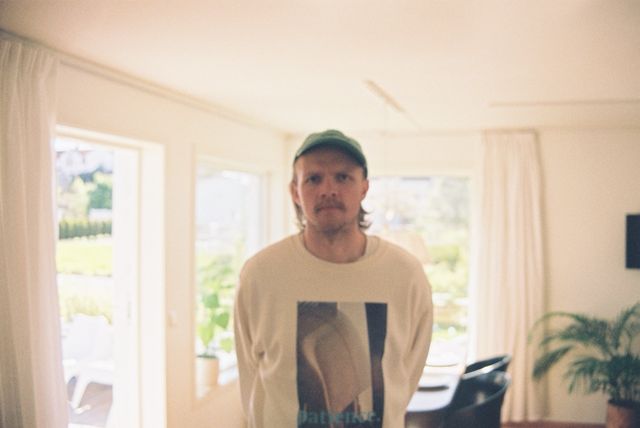Tom Egill hjemme på kjøkkenet, ikke helt i fokus.