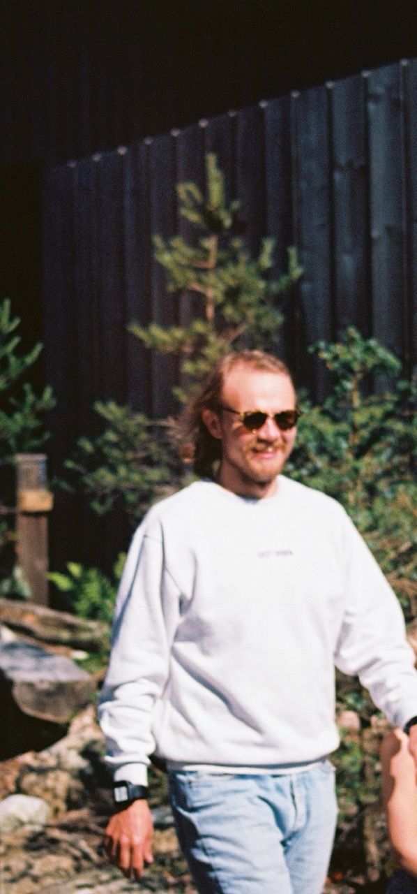 Tom Egill i Kongeparken, ikke i fokus.